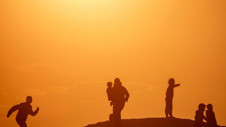 O Papa: migrantes provados pela sede e a fome. Deus caminha com eles